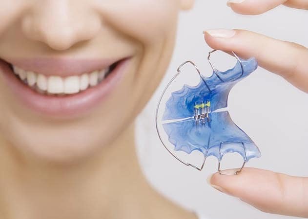 Dental retainer cleaning